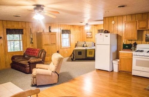 Triumph Kabine | Kishauwau's Starved Rock Area Cabins - Romantic Whirlpool Wilderness