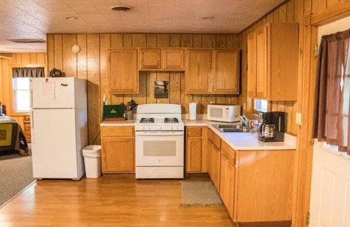 Triumph Kabine | Kishauwau's Starved Rock Area Cabins - Romantic Whirlpool Wilderness