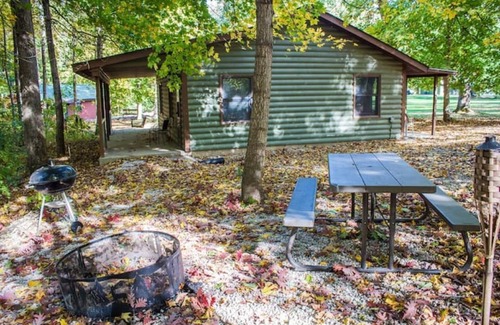 Triumph Kabine | Kishauwau's Starved Rock Area Cabins - Romantic Whirlpool Wilderness
