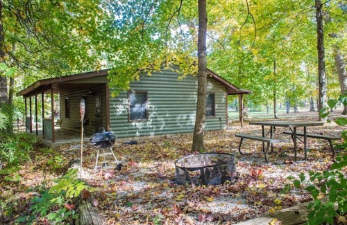 Triumph Kabine | Kishauwau's Starved Rock Area Cabins - Romantic Whirlpool Wilderness