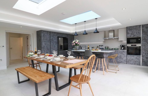 Little Missenden Hütte | KITE VIEW COTTAGE, pet friendly, with a garden in Holmer Green