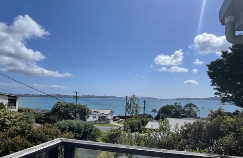 Algies Bay Haus | Kiwi Bach 5min stroll to the beach