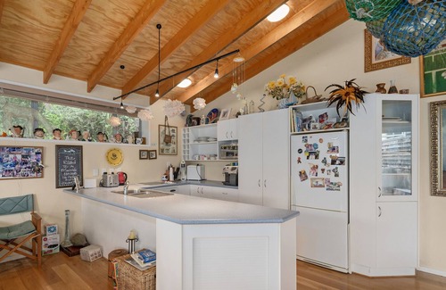 Onemana Haus | Kiwi Charmer - Onemana Holiday Home