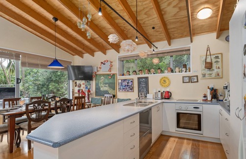 Onemana Haus | Kiwi Charmer - Onemana Holiday Home