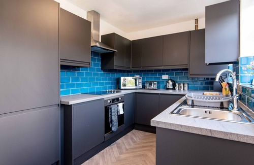 Mapperley Haus | Kneeton Vale - Modern 4 bedroom with dining for 6 and enclosed rear garden