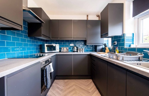 Mapperley Haus | Kneeton Vale - Modern 4 bedroom with dining for 6 and enclosed rear garden