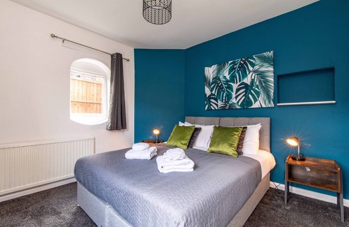 Mapperley Haus | Kneeton Vale - Modern 4 bedroom with dining for 6 and enclosed rear garden