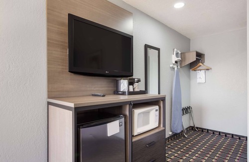 Salem Hotel | Knights Inn and Suites Salem