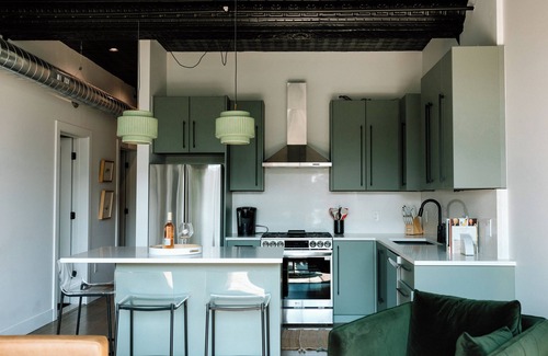 Charlevoix Wohnung | Kroger Lofts | Unit A | Rooftop Pool | Lake Views