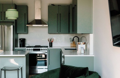 Charlevoix Wohnung | Kroger Lofts | Unit A | Rooftop Pool | Lake Views