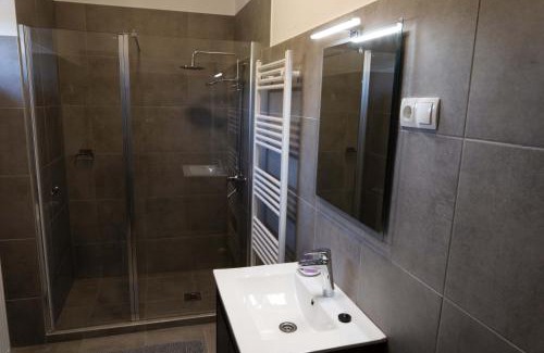 Kisujszallas Wohnung | Kunfoglalás Apartmanház