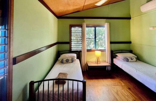 Wongaling Beach Haus | Kwila Cottage- Pet Friendly!