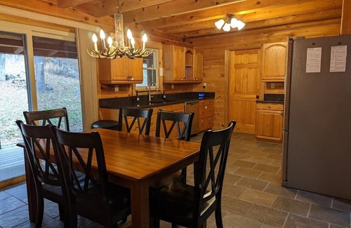 Laurelville Kabine | La Bellota Cabin - Secluded, Hot Tub, Sauna, Game Room, Massage Chair
