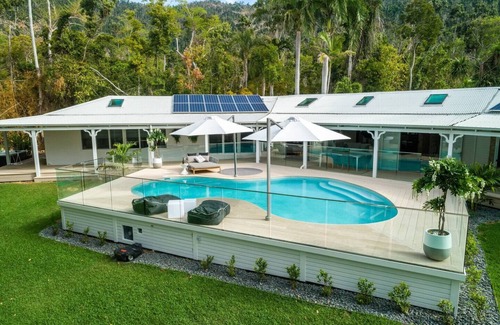 Jubilee Pocket Villa | La Boheme Whitsunday in Airlie Beach with Pool