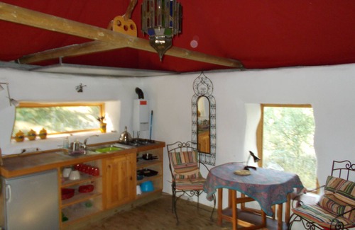 Zafarraya Haus | La Carpa ... Bigtop in einem Waldgebiet