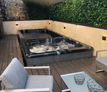 Saint-Genis-Pouilly Villa | La Grange Emnitan - Maison de ville moderne pour 12p Fêtes interdites