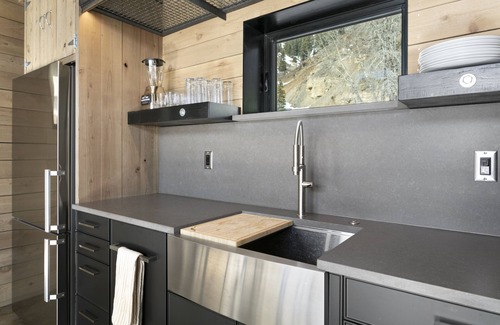 Red Cliff Haus | La Mina - New Mountain Retro Industrial home with WiFi- long term only