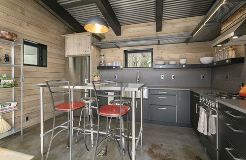 Red Cliff Haus | La Mina - New Mountain Retro Industrial home with WiFi- long term only