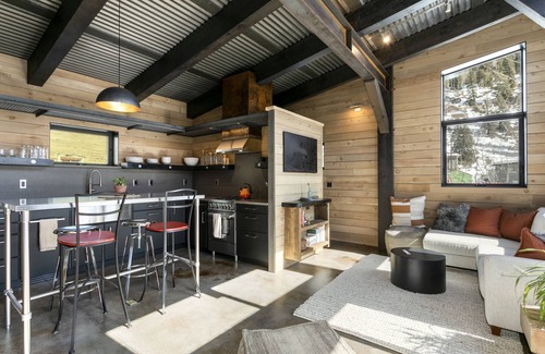 Red Cliff Haus | La Mina - New Mountain Retro Industrial home with WiFi- long term only
