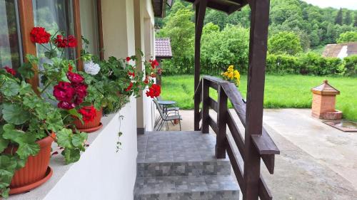 Valea Mare-Pravat Haus | La numărul 100, Nămăești