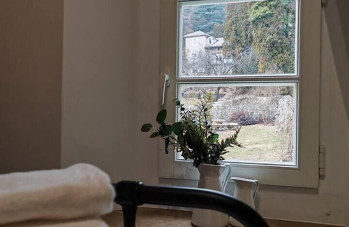 Gex Haus | La Petite Maison, Charming Cottage w/Scenic Views, Garden & Fire Pit