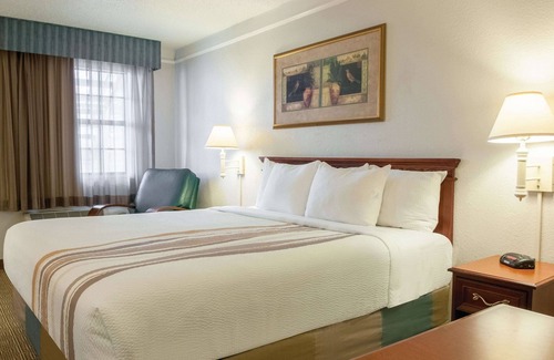 Kenner - Louis Armstrong International Airport Hotel | La Quinta Inn by Wyndham New Orleans Veterans / Metairie