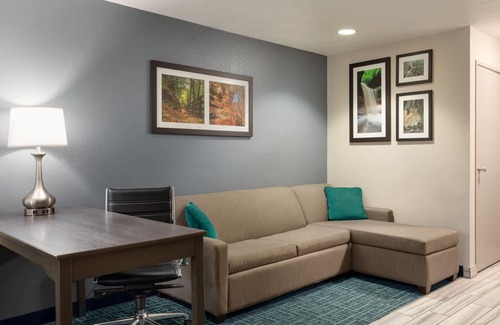 Peru Hotel | La Quinta Inn & Suites by Wyndham Peru Starved Rock St Park