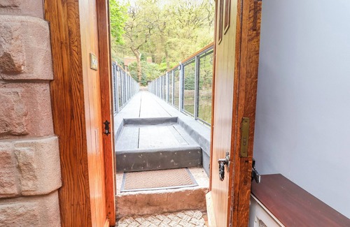 Horton Hütte | LADY OF THE LAKE, pet friendly, with hot tub in Rudyard Lake