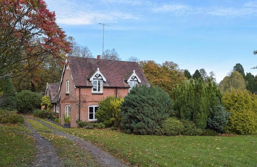 Pensax Haus | Ladys Field House