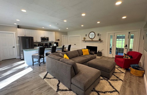 Spring City Haus | Laid back lake house with huge yard and fire pit. Family/Fisherman paradise!