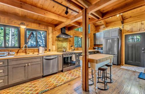 Chamberlands Haus | Laid-Back Tahoe Stay Walk to Lake & EV Charger
