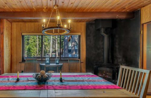 Chamberlands Haus | Laid-Back Tahoe Stay Walk to Lake & EV Charger