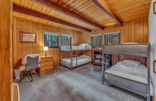 Chamberlands Haus | Laid-Back Tahoe Stay Walk to Lake & EV Charger