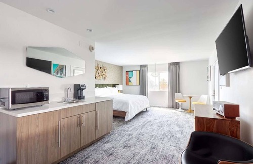 Little Tuscany Hotel | Laid-Back Vibes Of Palm Springs | Pool.Adults Only