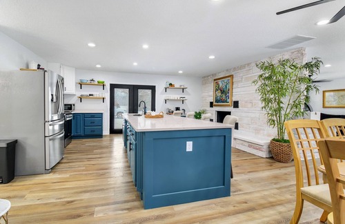 Warsaw Haus | Lake and marina 5 minutes away Large family friendly Cozy home with country feel