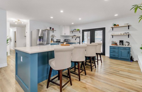 Warsaw Haus | Lake and marina 5 minutes away Large family friendly Cozy home with country feel