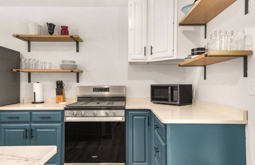 Warsaw Haus | Lake and marina 5 minutes away Large family friendly Cozy home with country feel