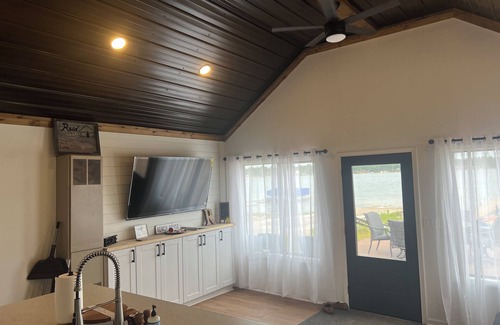 National City Hütte | Lake/beach front property with kayaks, pedal boat, & row boat, near Tawas Bay