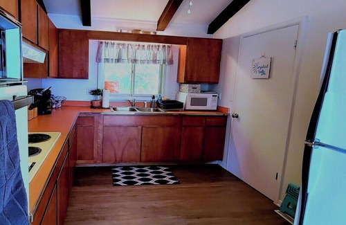 Lake Township Hütte | Lake Escape - PRIVATE LAKEFRONT WITH KAYAKS, DOCK, AND BEACH BONFIRE RING!