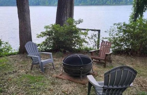 Claremont Haus | Lake Escape