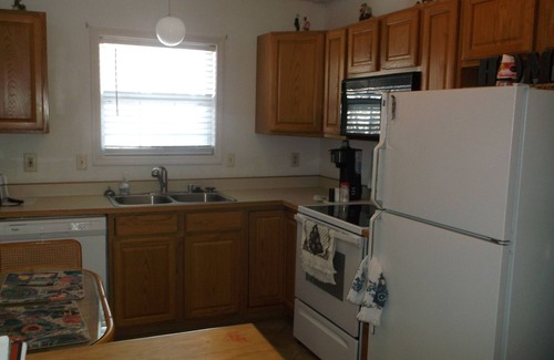 Muncie Eigentumswohnung | lake front 2 br condo close to bsu