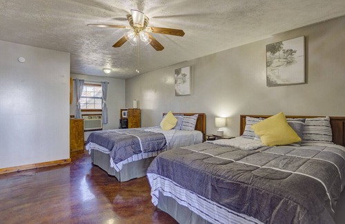 Redwood Hotel | Lake Front Hotel Room 4