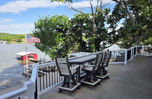 Linn Creek Haus | Lake Front House ~ Private Dock / Hot Tub / Game Room / Beach