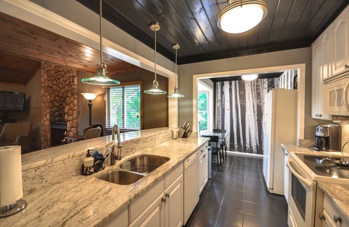 Waleska Haus | Haus am See, Theaterraum, Dock, Blick auf die Berge, Fischschwimmboot