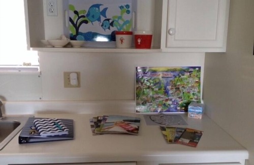 Osage Beach Eigentumswohnung | Begehbare Wohnung am See, große Terrasse mit Schatten am Abend und herrlichem Blick auf das Wasser.