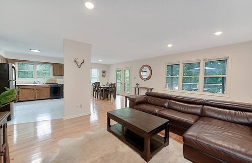 Bracey Haus | Lake Gaston Duo Kayaks and Dock Duplex Over 4000 sq feet