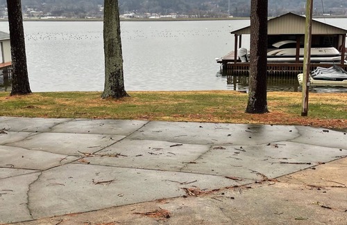 Guntersville Haus | Lake Guntersville: large 4 bed 4 ba house w boat parking, outdoor den, fireplace