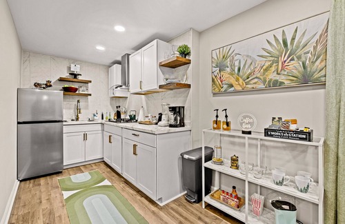 Conyers Haus | Lake Haven-Entire guesthouse with Hot Tub, Paddleboat, and Fishing!