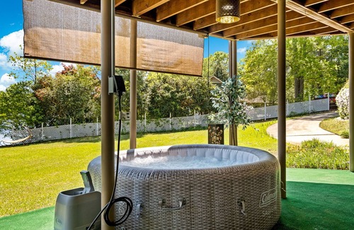 Conyers Haus | Lake Haven-Entire guesthouse with Hot Tub, Paddleboat, and Fishing!