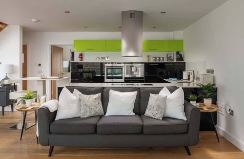 Ampney Crucis Haus | Lake House | Cotswold Stay with Hot Tub & Kayak